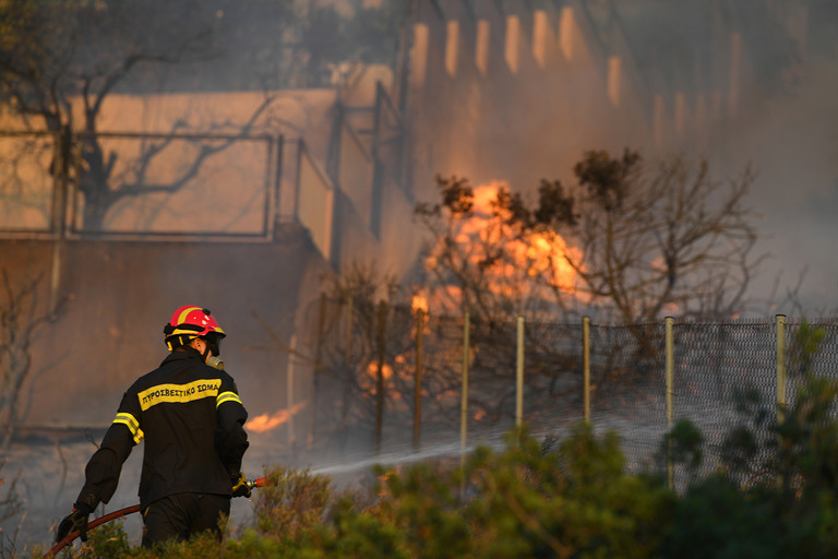 ギリシャ・アテネの南西に位置するラゴニッシで山火事を消火する消防士/ Dimitris Lampropoulos/Anadolu Agency/Getty Images