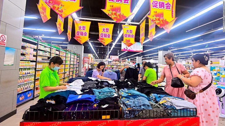 中国・山東省青州市のスーパーマーケットで商品を品定めする買い物客/CFOTO/Future Publishing/Getty Images
