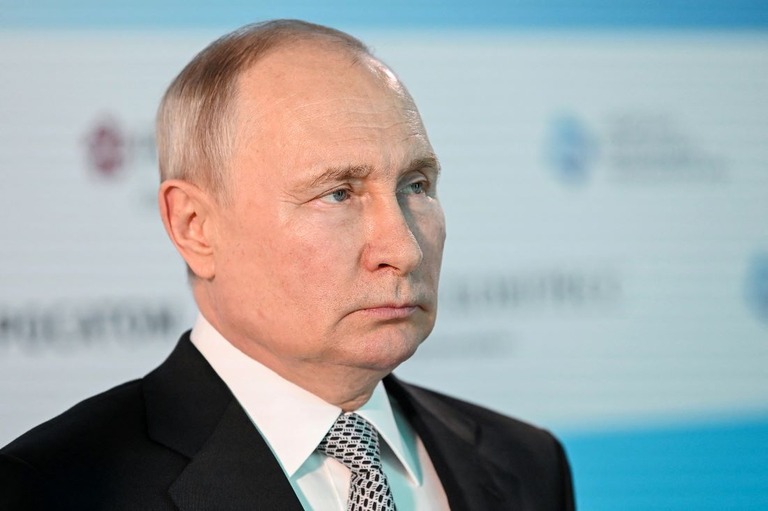 ケルチ橋（クリミア橋）に対するウクライナの攻撃について、ロシアのプーチン大統領は「テロ攻撃」と述べている/Alexander Kazakov/AFP/Getty Images