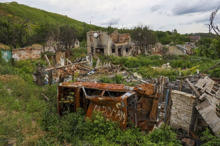ロシア軍による砲撃により破壊されたハルキウ州クピャンスクの家屋/Sofiia Bobok/Anadolu Agency/Getty Images/FILE