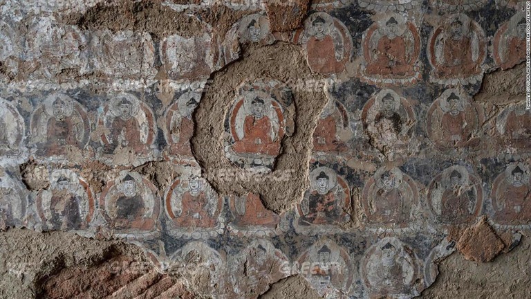 表面の一部がはがれ落ち、下地が露わになった甘粛省張掖市にある寺院の壁画/Zhangye Cultural Heritage Administration/Greenpeace