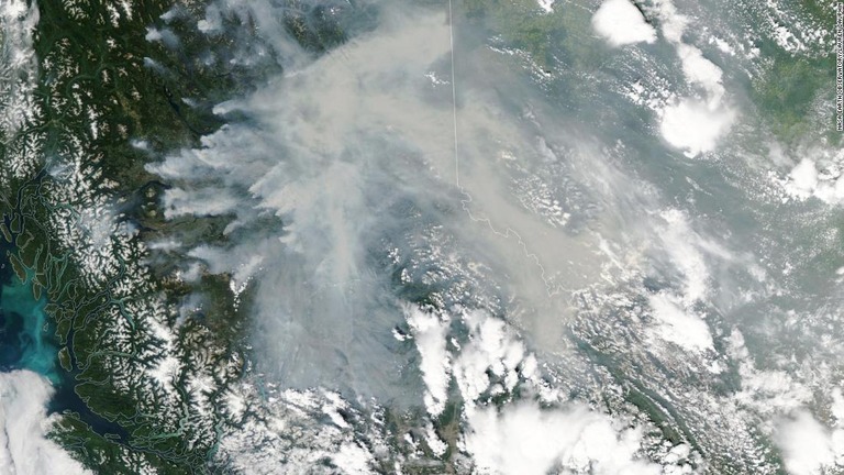 NASA地球観測所から撮影したカナダの大規模火災＝１２日/NASA Earth Observatory/Lauren Dauphin