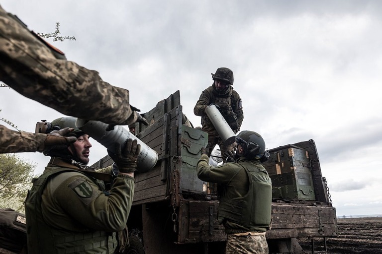 今年４月、東部バフムートの近くでトラックから弾薬を積み下ろすウクライナ軍の兵士/Diego Herrera Carcedo/Anadolu Agency/Getty Images