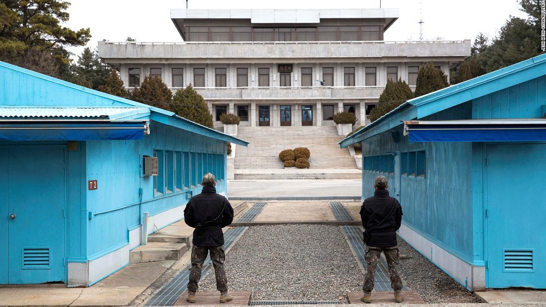 韓国側から見た軍事境界線の「板門店」。奥にある建物は北朝鮮の板門堂=5月9日/Jeon Heon-Kyun/Reuters