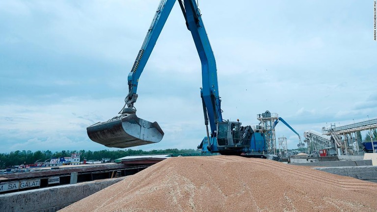 ウクライナの港湾都市イズマイルで、重機により貨物船へ積み込まれる穀物＝４月撮影/Andrew Kravchenko/AP/FILE