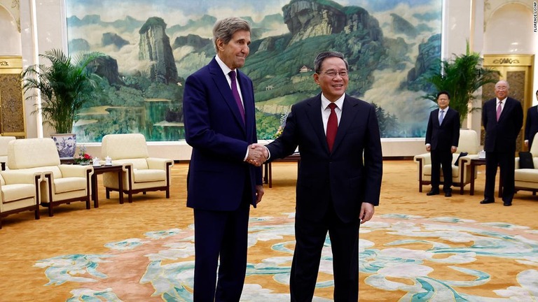 握手を交わすケリー米気候変動問題担当大統領特使（左）と中国の李強首相/Florence Lo/AP