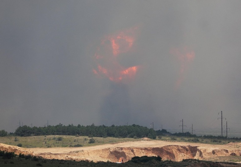 クリミア半島東部キロフスク郡の施設で起きた爆発で立ち上る炎と煙/Stringer/Reuters