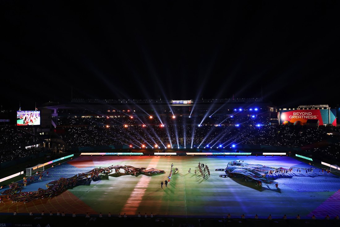 開会式で披露されるパフォーマンス＝２０日、イーデンパーク/Buda Mendes/Getty Images