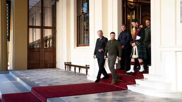 今年２月、英チャールズ国王への謁見を終えバッキンガム宮殿を後にするゼレンスキー氏/Kirsty O'Connor/AFP/Getty Images