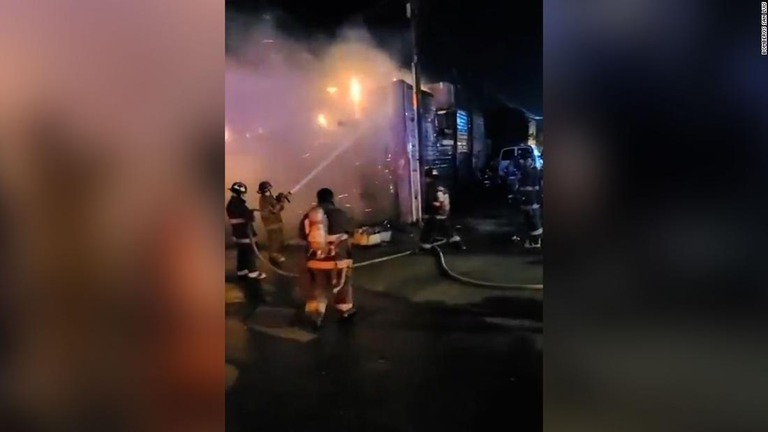 消火に当たる消防隊員/Bomberos San Luis