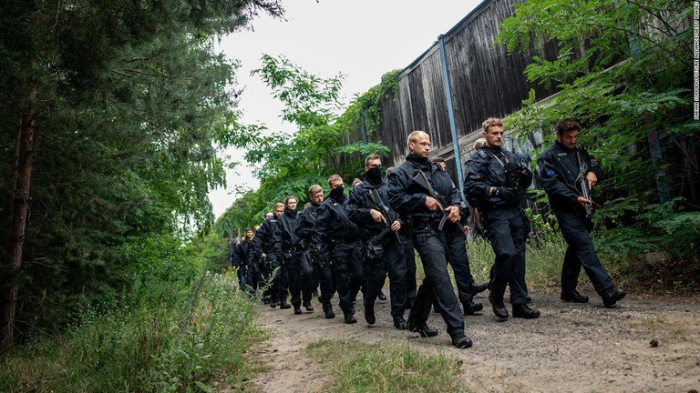 動物の行方を追う捜索隊/Fabian Sommer/picture alliance/Getty Images