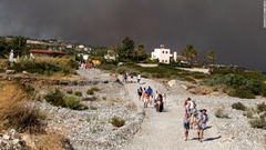 山火事で観光客がロードス島から避難　猛暑続くギリシャ