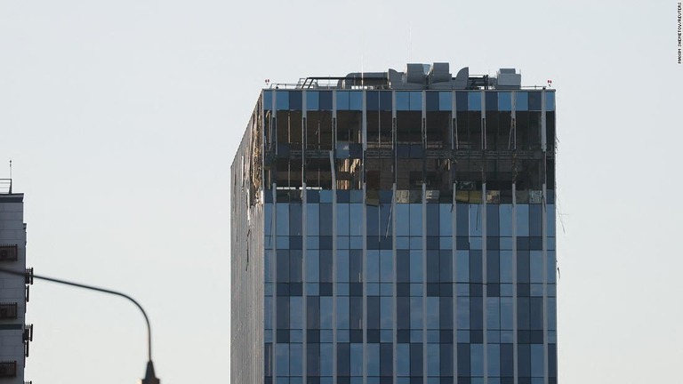 ドローンによる攻撃で損傷した建物＝２４日、ロシア首都モスクワ/Maxim Shemetov/Reuters