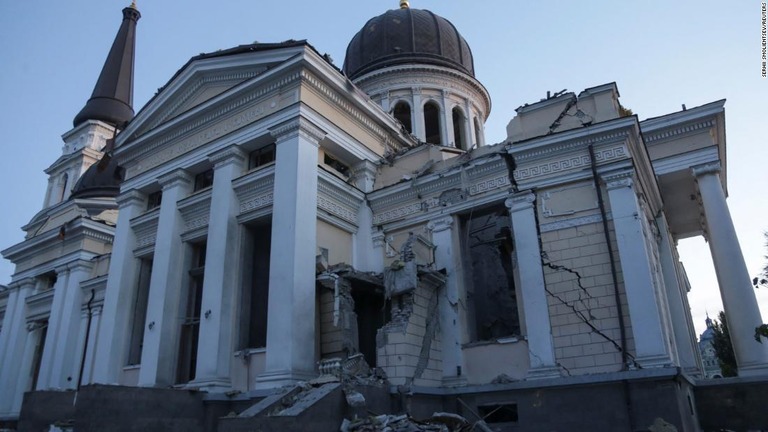 ロシア軍の攻撃により大きく損傷したウクライナ正教会の大聖堂＝２３日、ウクライナ南部オデーサ/Serhii Smolientsev/Reuters