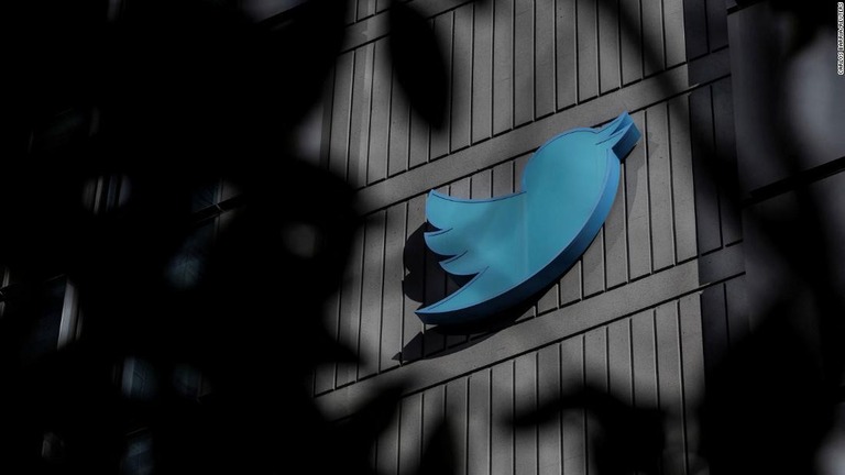 ツイッター経営者のイーロン・マスク氏は、青い鳥のロゴを段階的に消滅させるとツイートした/Carlos Barria/Reuters