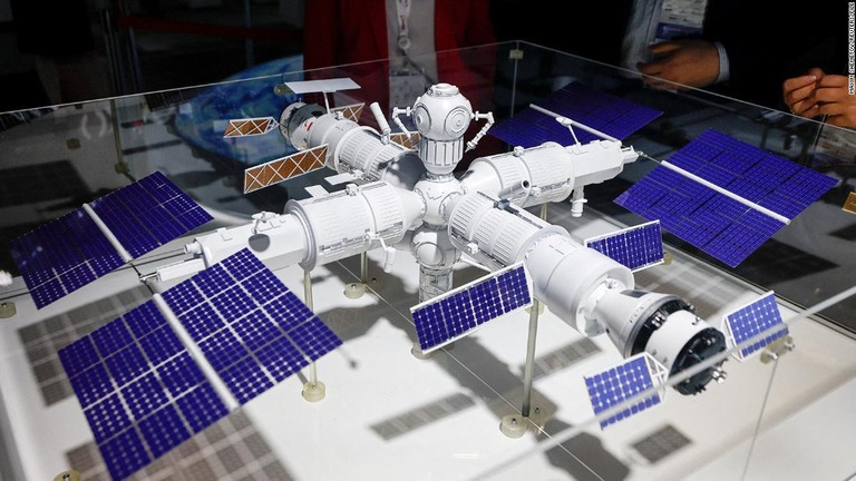 昨年８月、モスクワでのフォーラムで展示されたロシアの宇宙ステーションのモデル/Maxim Shemetov/Reuters/File