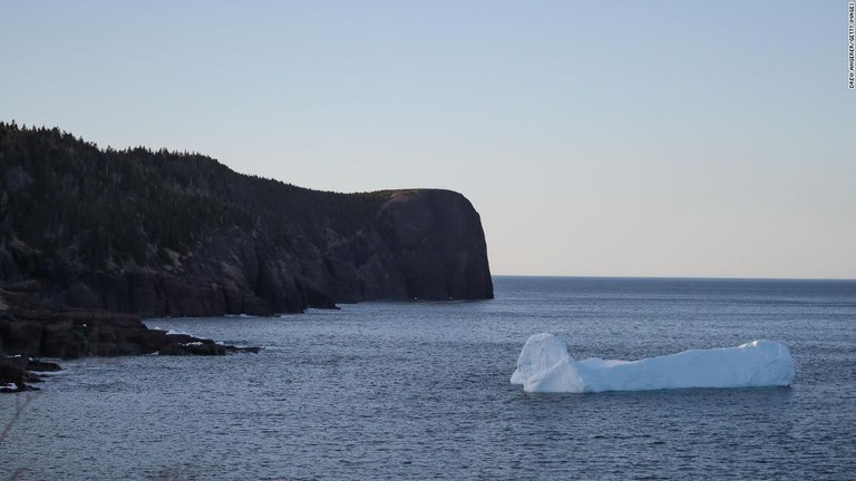 カナダ・ニューファンドランド島フラットロックの入り江に浮かぶ氷山/Drew Angerer/Getty Images
