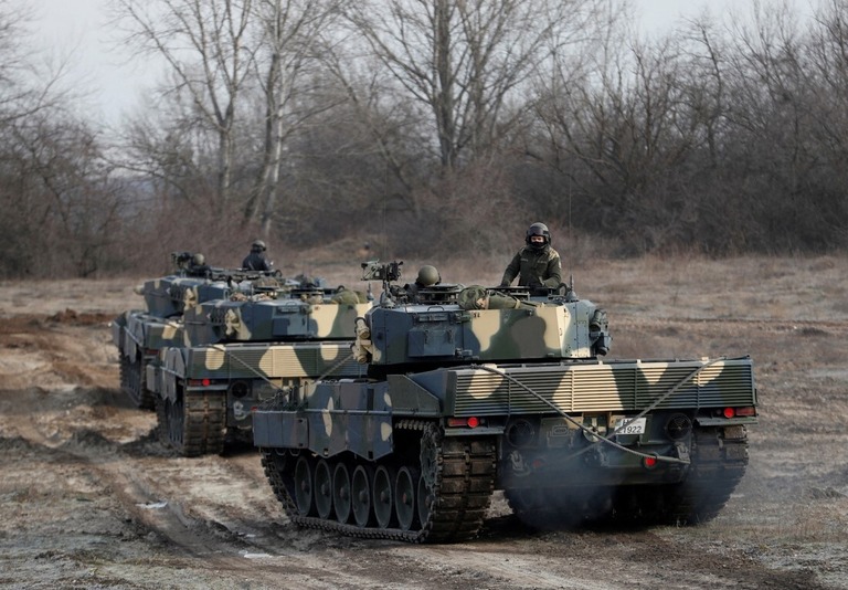 軍事訓練を行う「レオパルト２Ａ４」＝２月６日、ハンガリー・タタ近郊/Bernadett Szabo/Reuters
