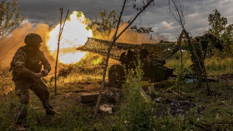 バフムート方面へ向けて迫撃砲を発射するウクライナ軍の兵士＝７月２２日撮影/Diego Herrera Carcedo/Anadolu Agency/Getty Images