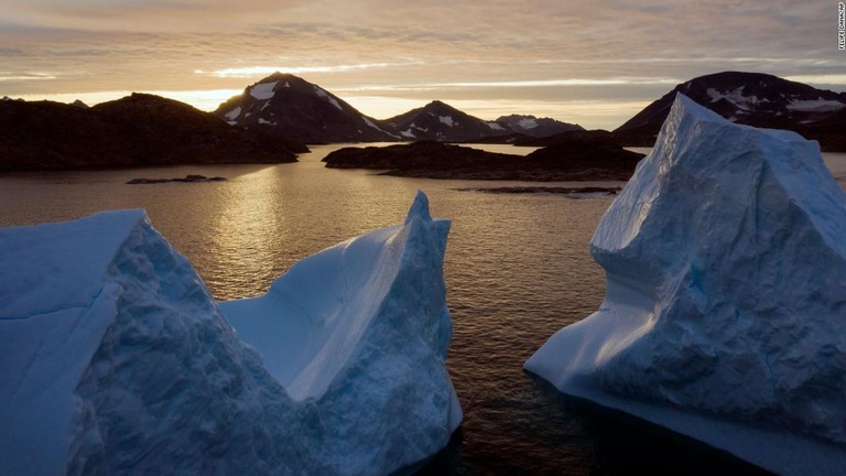 グリーンランドのクルスク近郊の氷山/Felipe Dana/AP