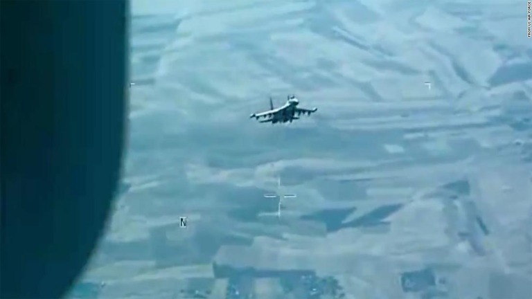 シリア上空で米軍のドローンに迫るロシア軍戦闘機を捉えた映像の静止画像/From US Air Force