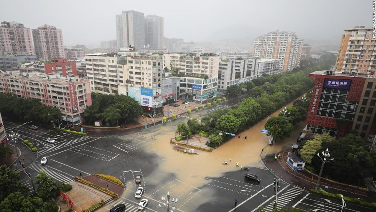 台風による豪雨で水が溢れた中国・福建省泉州市の道路/Shi Yong/VCG/Getty Images