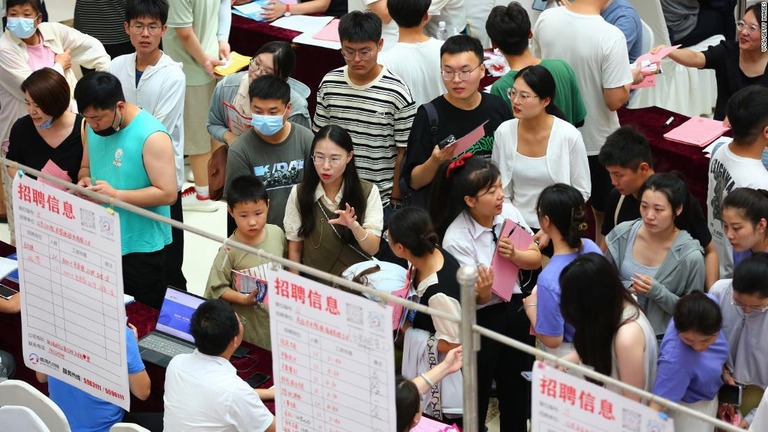 求職者が集まった中国・山東省棗荘市の就職説明会の様子/VCG/Getty Images
