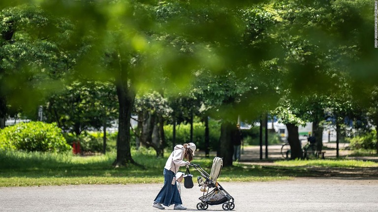 東京の公園でベビーカーを押して歩く女性＝５月１１日撮影/Philip Fong/AFP/Getty Images/File