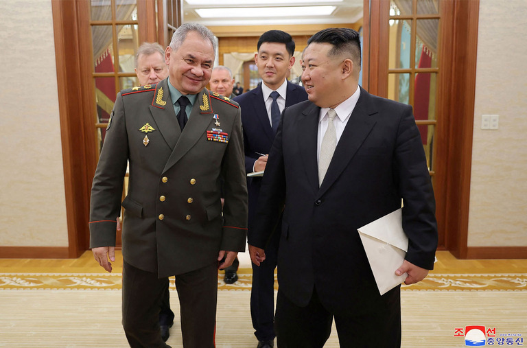 ロシアのショイグ国防相（左）と北朝鮮の金正恩（キムジョンウン）総書記＝２６日/KCNA/AFP via Getty Images