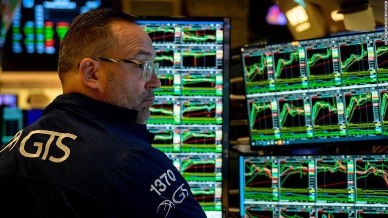 米ニューヨーク証券取引所のトレーダー＝２５日、米ニューヨーク市/Angela Weiss/AFP/Getty Images