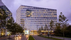 一部の都市では、太陽光テクノロジーを使って消費量よりも多くの発電する建物が建設されている。写真はアムステルダムにあるデロイトのオランダ本社ビル