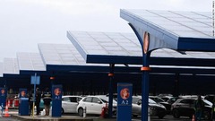 太陽光パネルを駐車場に設置するケースは増えているものの、「太陽光カーポート」の形を取るのが普通だ。太陽光カーポートは屋根代わりになり、電力も提供する
