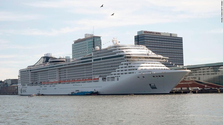 アムステルダムを訪れる大型クルーズ船＝２０１５年７月１日/Michel Porro/Getty Images