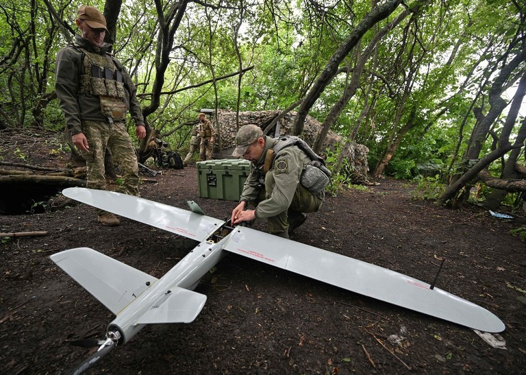 ウクライナ軍兵士が偵察用ドローン「レレカ」の整備を行う＝６月２７日、ウクライナ東部ドネツク州/Genya Savilov/AFP/Getty Images