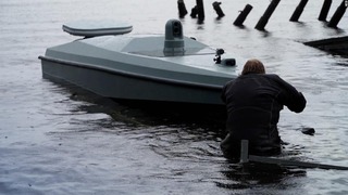 ウクライナが開発した遠隔操作式の水上ドローン（無人艇）