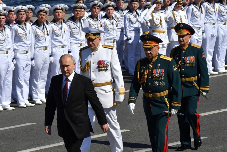 「海軍の日」を記念する海上軍事パレードに出席したプーチン大統領＝３０日、ロシア・サンクトペテルブルク/AFP/Getty Images