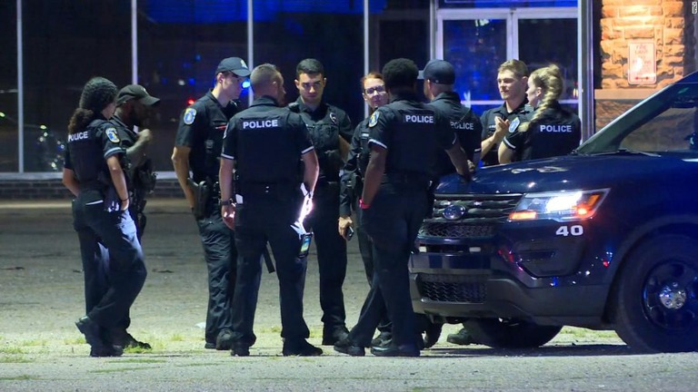 発砲の現場で捜査に当たる警官/WILX