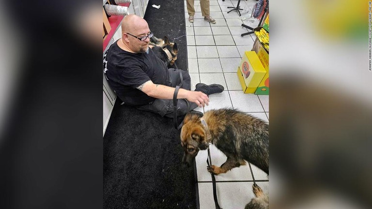 ２７日、レイクステーションのコンビニエンスストアで熱中症の犬を助ける男性/Jennifer Webber/Humane Society of Hobart, Ind./AP