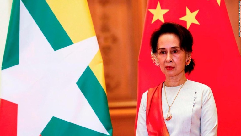 ミャンマー軍政が、収監中の民主化指導者アウンサンスーチー氏に対し恩赦を与えた/Nyein Chan Naing/Pool/AFP/Getty Images