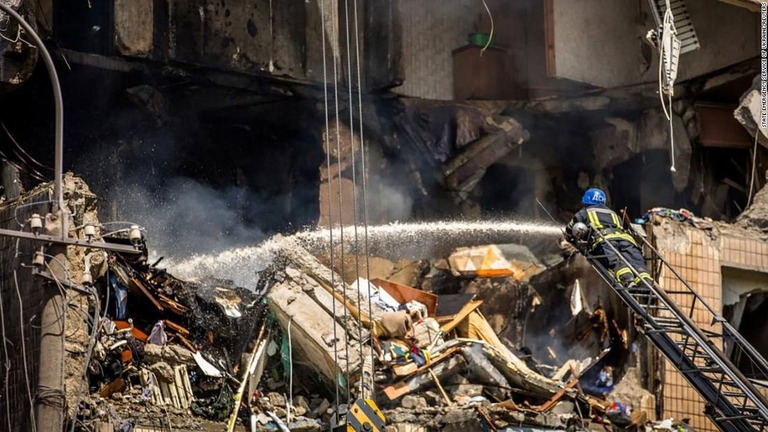 被害を受けた建物で消防士が放水する＝３１日/State Emergency Service of Ukraine/Reuters
