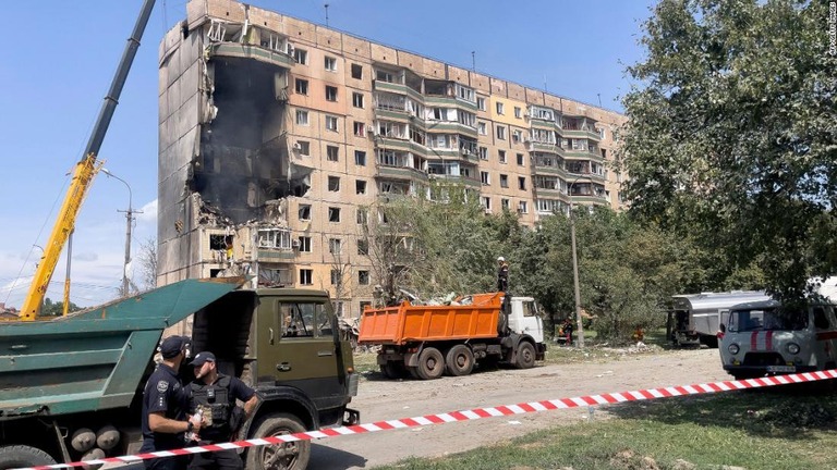 ロシアのミサイル攻撃で被害を受けた集合住宅＝３１日、クリビーリフ/AFP/Getty Images
