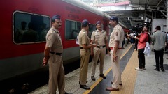インド鉄道警備員が列車内で発砲、乗客など４人死亡