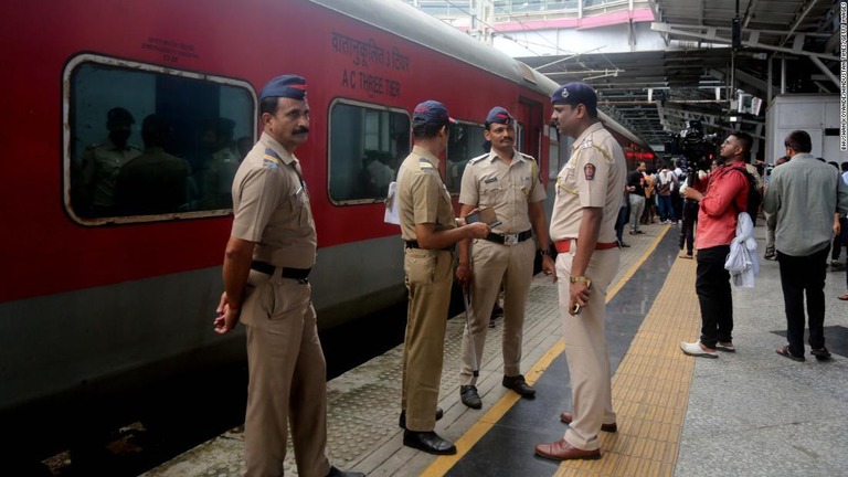 発砲事件が起きた列車の捜査に当たる警察官ら＝３１日/Bhushan Koyande/Hindustan Times/Getty Images
