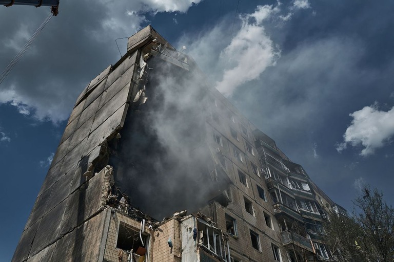 ミサイル攻撃を受けて損壊した集合住宅＝３１日、ウクライナ中部クリビーリフ/Libkos/AP