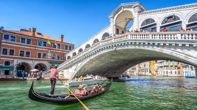 ベネチアの運河を渡るゴンドラ/Eloi_Omella/iStock Unreleased/Getty Images