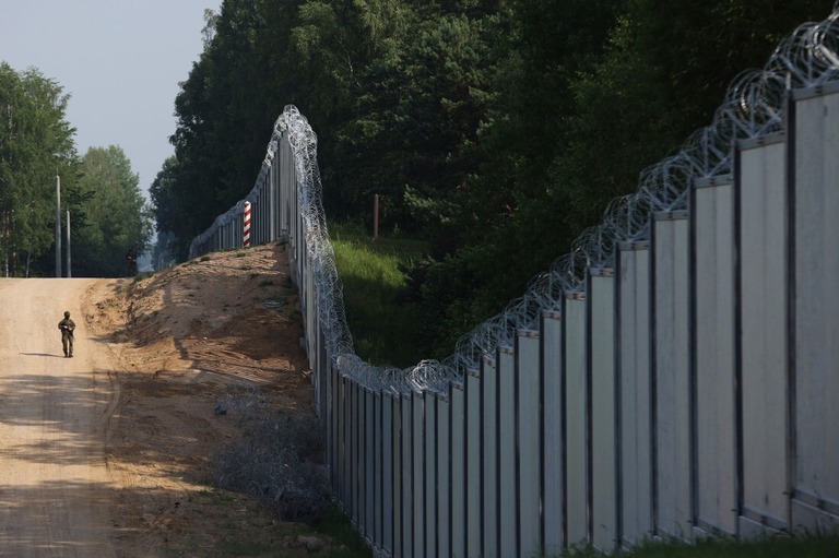 ポーランドとベラルーシの国境にある金属壁＝２０２２年６月３０日