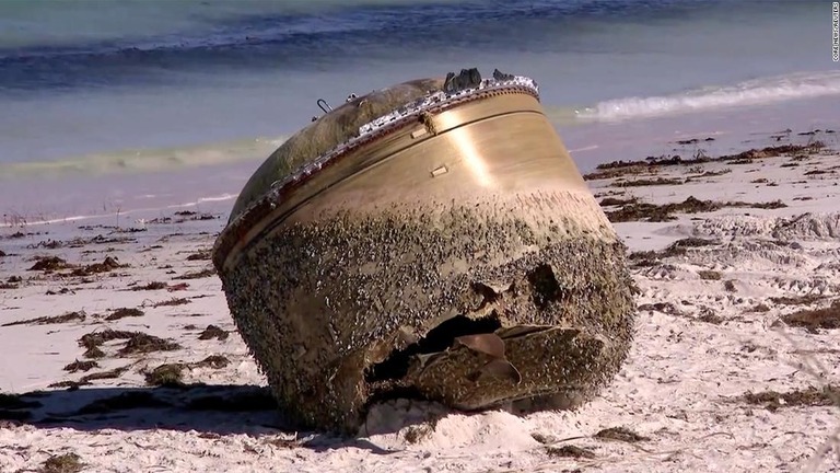 オーストラリア西部の海岸に打ち上げられた物体/ Core News/Reuters
