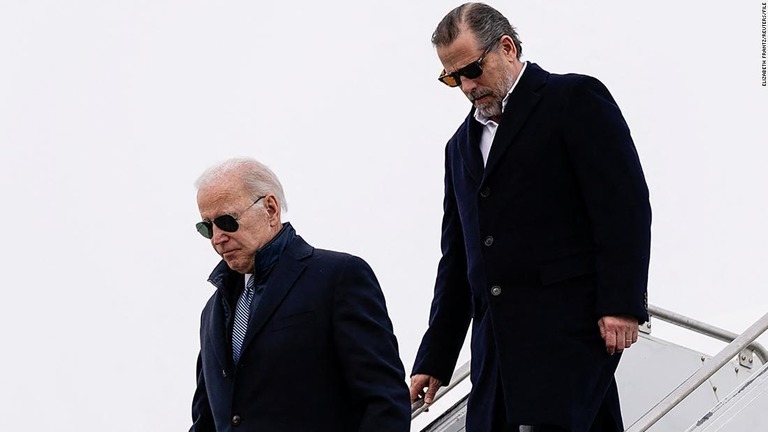 ジョー・バイデン大統領（左）と息子のハンター氏＝２月、米ニューヨーク州/Elizabeth Frantz/Reuters/FILE