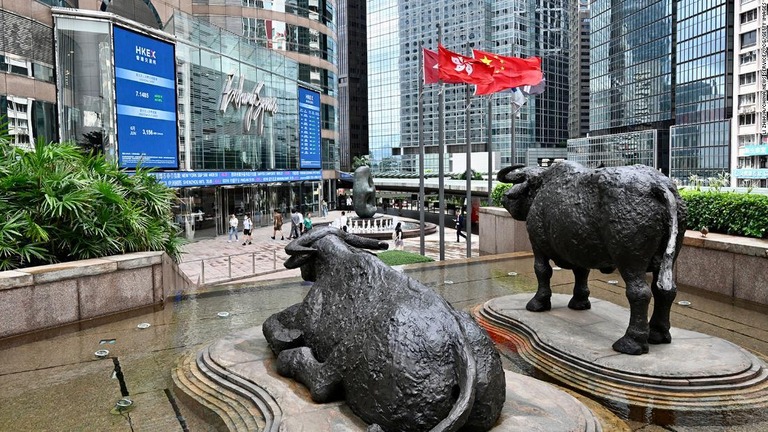 香港証券取引所が入居する交易廣場に設置された雄牛の像/Li Zhihua/China News Service/VCG/Getty Images