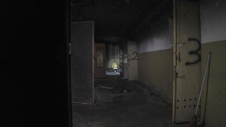 ロシア軍によって拷問センターとして使用されたとされる建物の内部＝２０２２年１２月８日、ウクライナ、ヘルソン/ Evgeniy Maloletka/AP